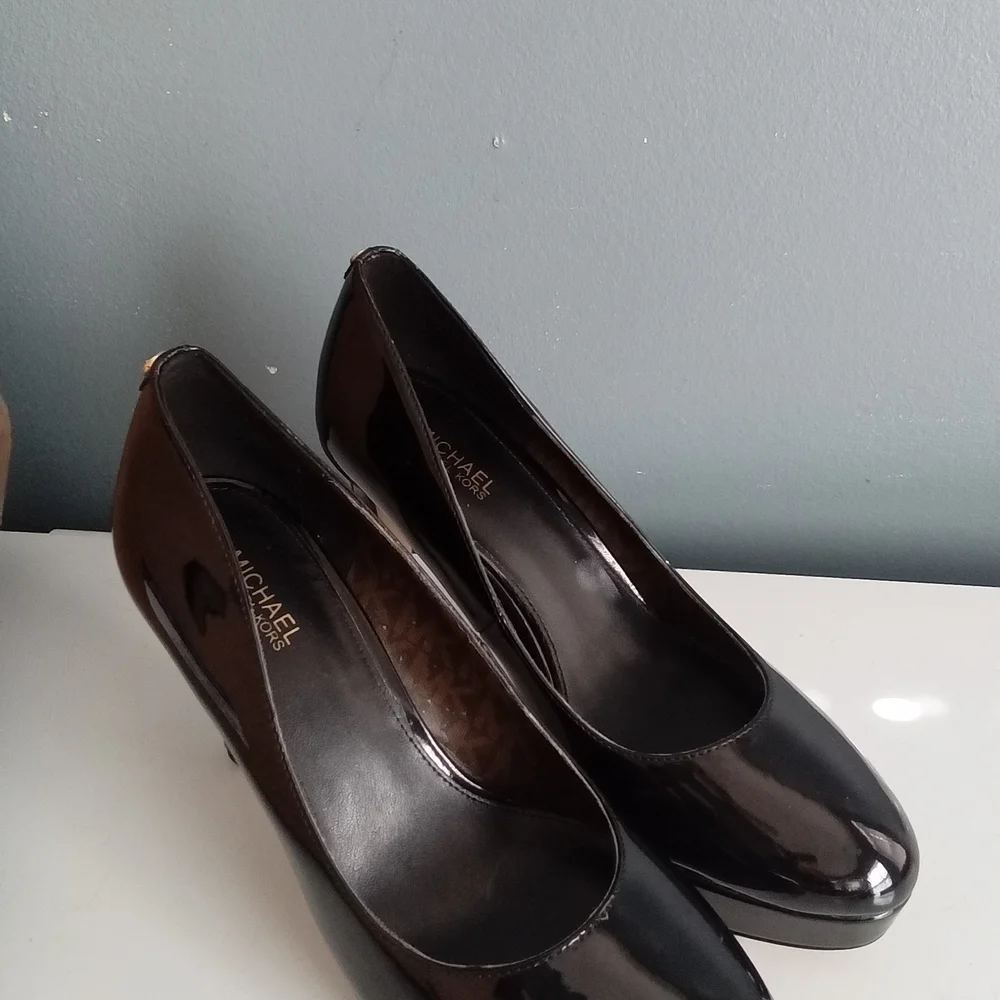 Michael Kors Black Patent Leather Platform Pump Round Toe Gold MK Logo Heel 8.5M